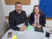 Carla Reis e Marcelo Savi comemoram repasse aos universitários.