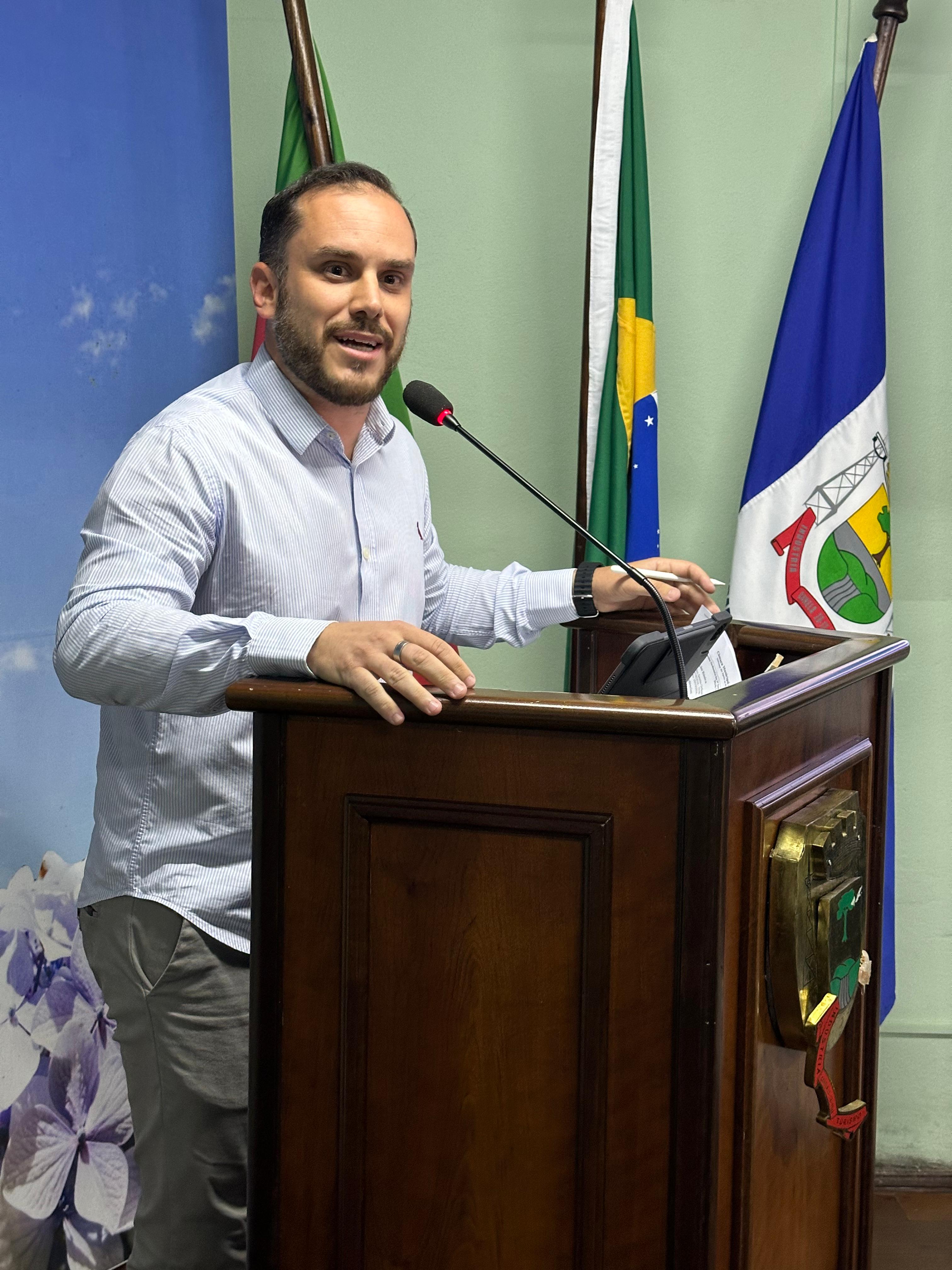 Vereador Felipe Caputo visita escolas municipais e cobra melhorias para nossas crianças