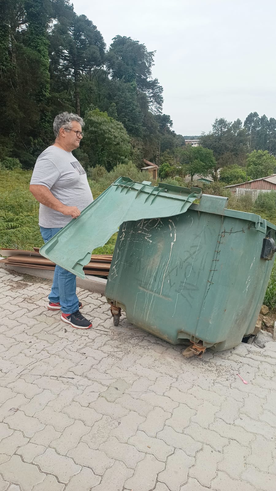 Vereador Jone Wulff busca novo container para depósito de resíduos na rua José Pedroso Velho 